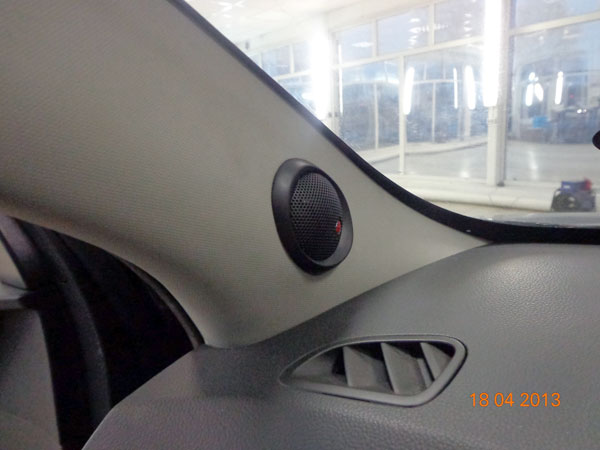 Установка мультимедийного головного устройства, камеры заднего вида, шумоизоляция дверей, установка компонентной акустики вперед и коаксиальной в задние двери на Chevrolet Cruze