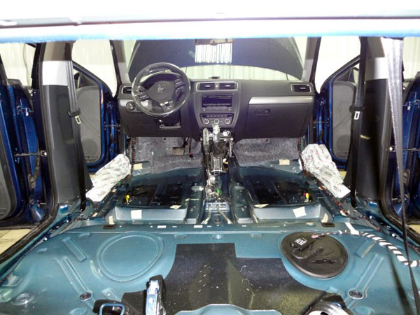 Частичная шумоизоляция Volkswagen Jetta  (арки, пол и багажник).