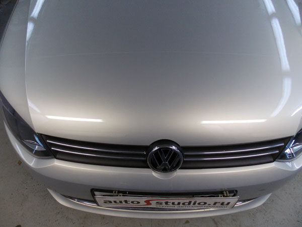 Нанесение защитной антигравийной пленки на капот автомобиля на Volkswagen Polo Sedan