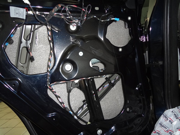 Шумоизоляция дверей и арок на BMW X3