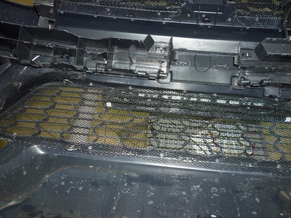 Установка защитной сетки радиатора на Renault Duster