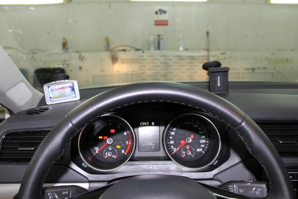 Установка парктроника и камеры заднего вида на Volkswagen Jetta