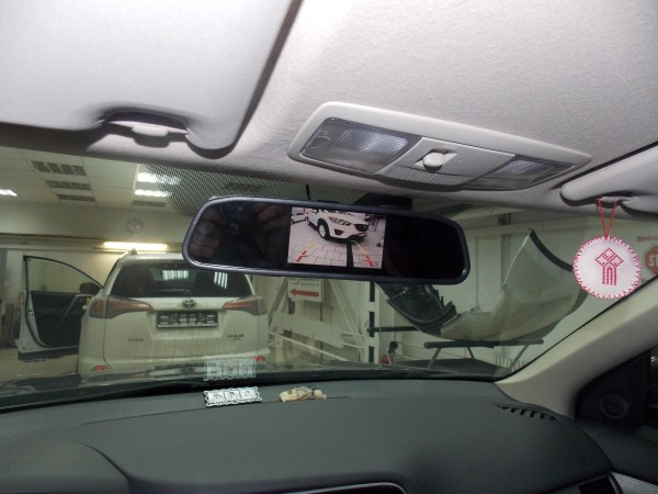 Установка камеры заднего вида и зеркала с монитором на Mitsubishi Outlander