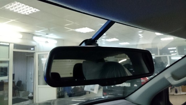 Установка камеры заднего вида и зеркала с монитором на Mitsubishi L200