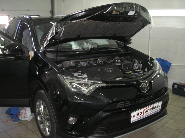 Нанесение защитной антигравийной пленки 3М на Toyota Rav4
