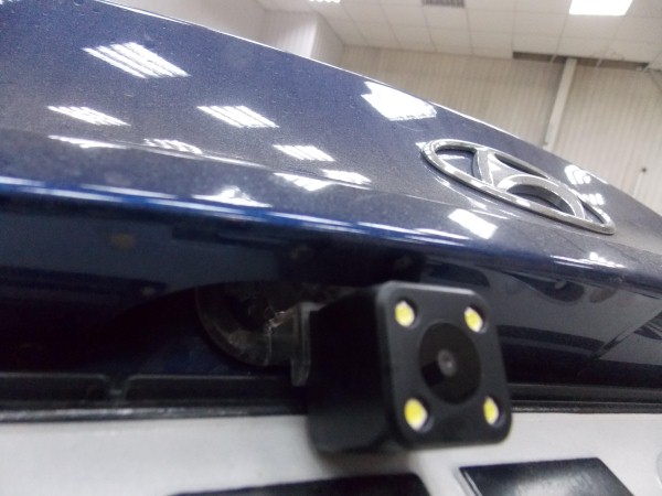 Установка камеры заднего вида и зеркала с монитором и видерегистратором на Hyundai Solaris