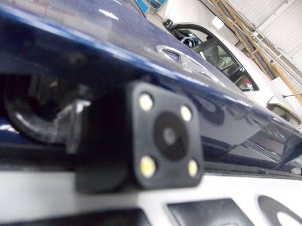 Установка камеры заднего вида и зеркала с монитором и видерегистратором на Hyundai Solaris