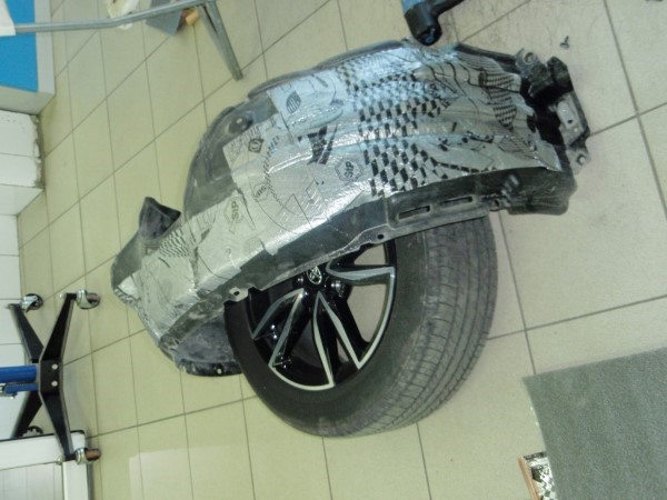 Шумоизоляция арок материалом на Toyota Camry