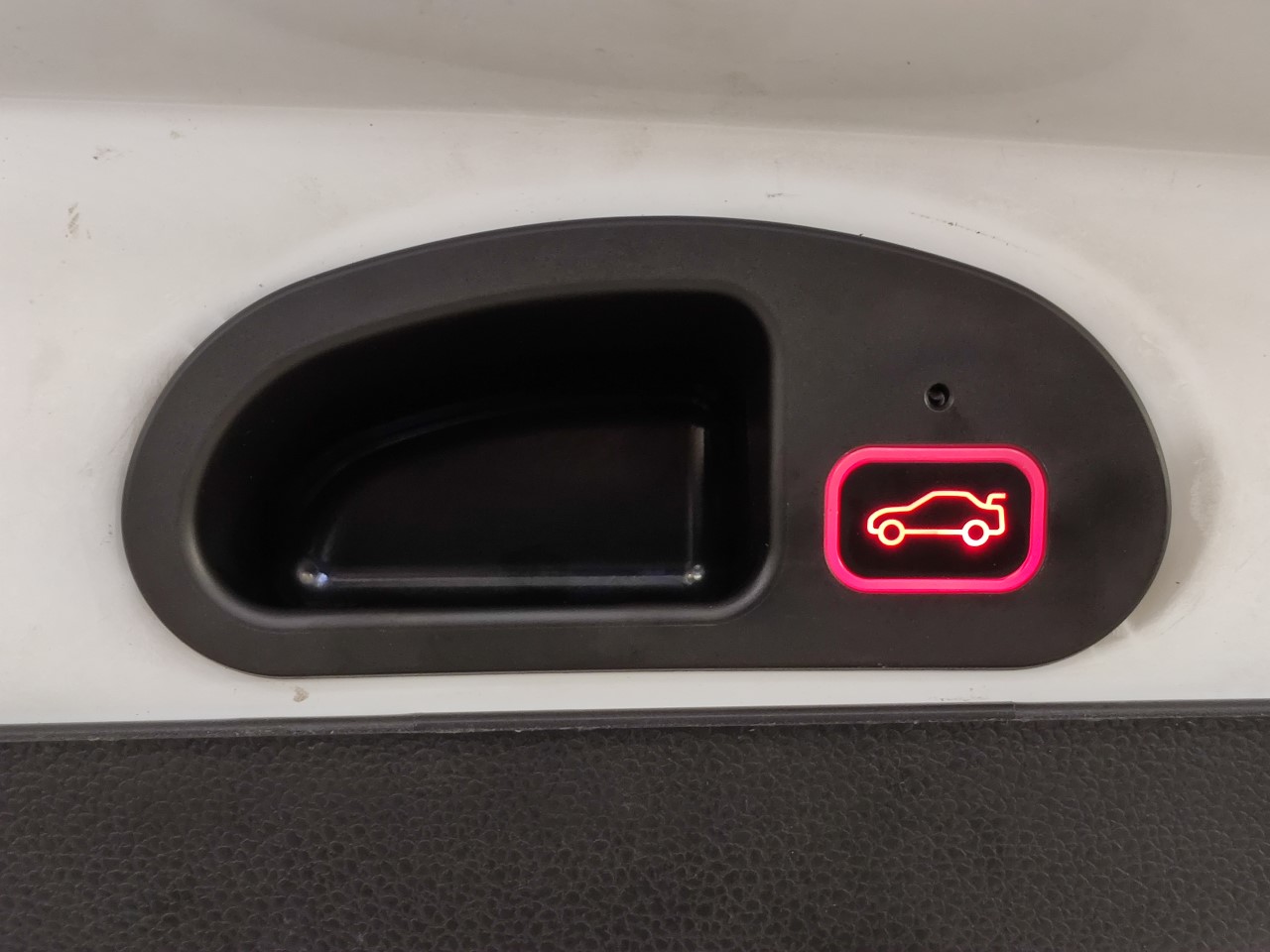 Кнопка отпирания на крышке багажника