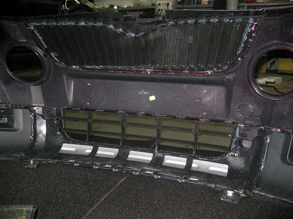 На автомобиле установлена защитная сетка радиатора