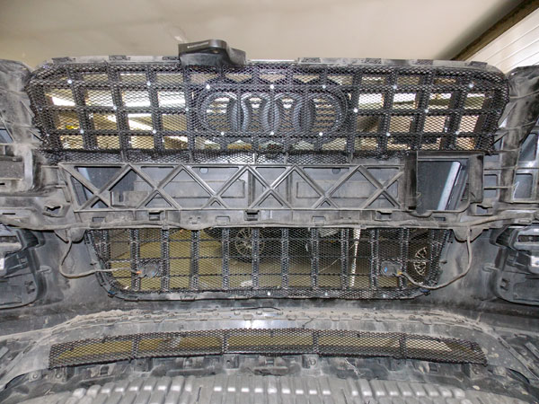 Установка защитной сетки радиатора на Audi Q7