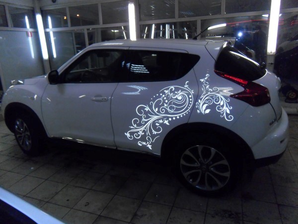 Нанесение декоративной наклейки на кузов Nissan Juke