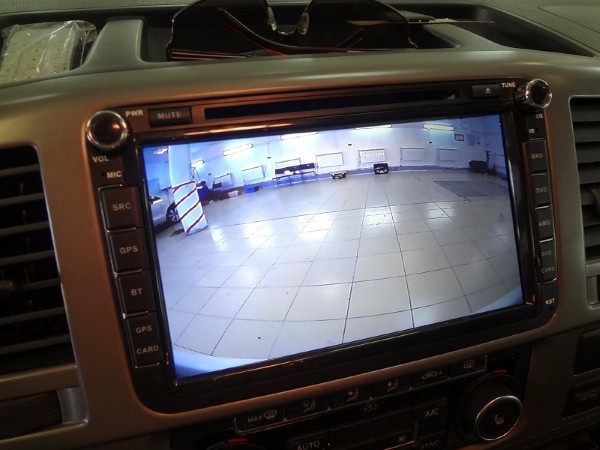 Установка головного устройства и камеры переднего обзора на Volkswagen Caravelle