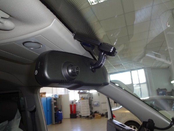 Установка зеркала заднего вида с видеорегистратором и камера заднего вида на Volkswagen Caravelle