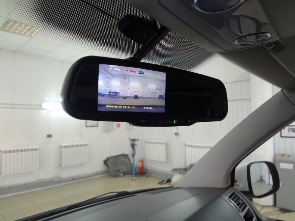 Установка зеркала заднего вида с видеорегистратором и камера заднего вида на Volkswagen Caravelle