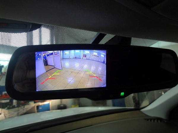 Установка зеркала заднего вида с монитором и камеры заднего вида на Mitsubishi Outlander