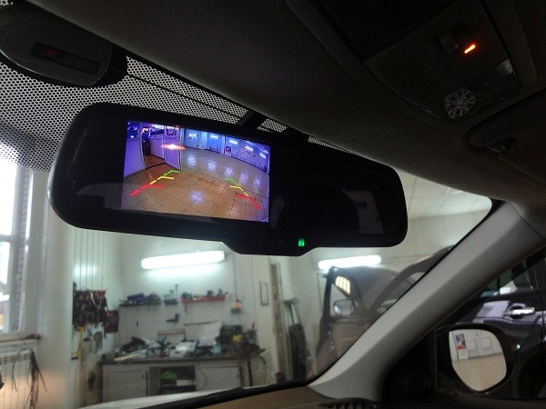 Установка зеркала заднего вида с монитором и камеры заднего вида на Mitsubishi Outlander