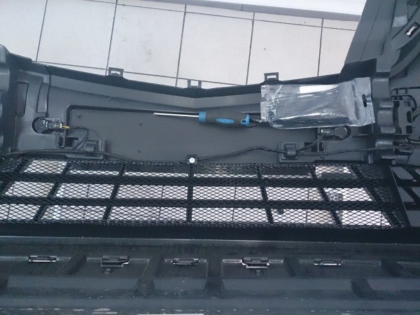 Установка защитной сетки радиатора на Mercedes Vito