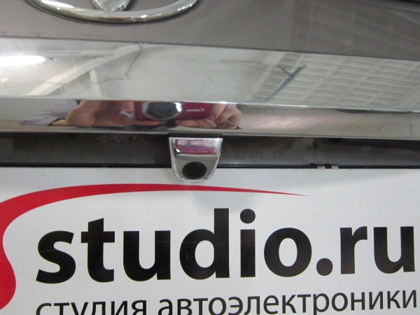 Установка зеркала с монитором и камеры заднего вида на Toyota Corolla