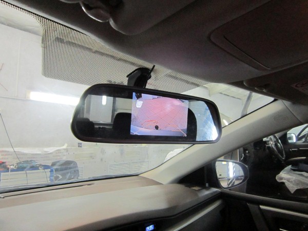 Установка зеркала с монитором и камеры заднего вида на Toyota Corolla
