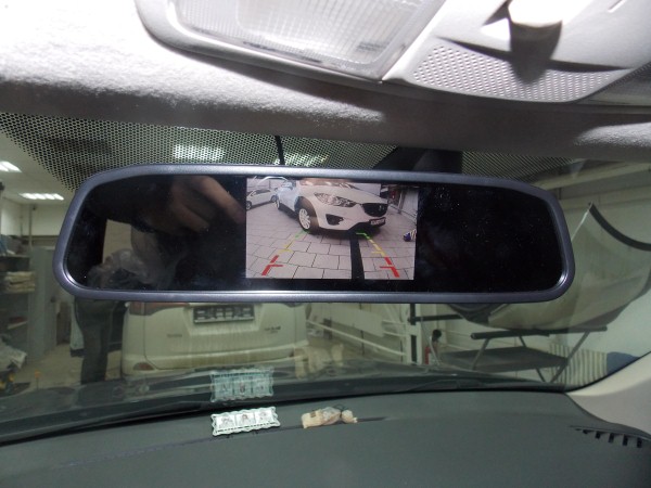 Установка камеры заднего вида и зеркала с монитором на Mitsubishi Outlander